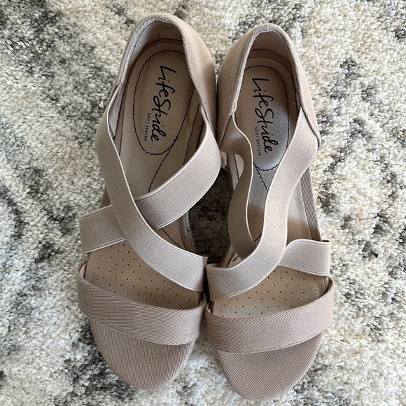 Life stride wedge heels , size 7 , beige - Picture 5 of 5